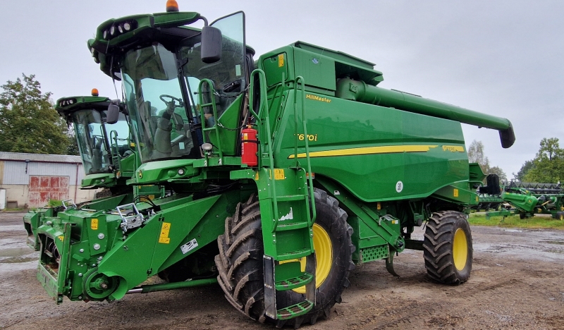 Sklízecí mlátička John Deere T670 HM